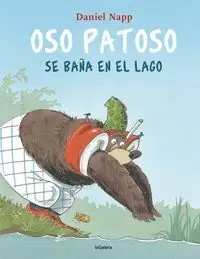 OSO PATOSO SE BAÑA EN EL LAGO